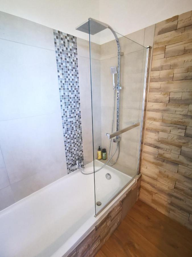 L'Etang De La Tourne Bed & Breakfast Les Marches ภายนอก รูปภาพ