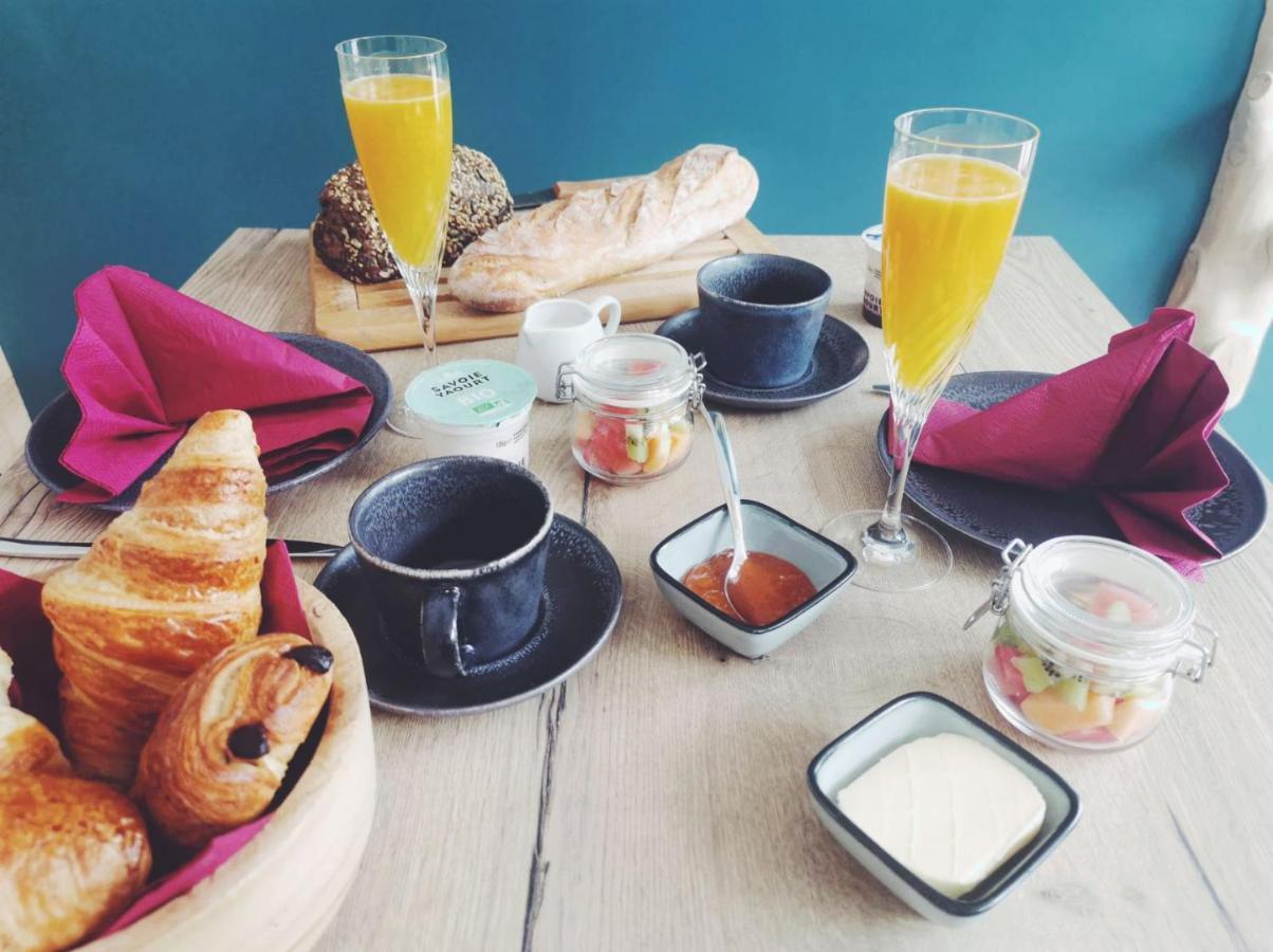 L'Etang De La Tourne Bed & Breakfast Les Marches ภายนอก รูปภาพ